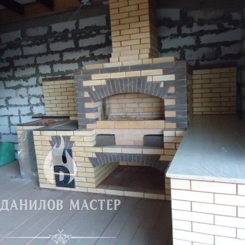 Барбекю из кирпича с мангалом для дачи в Москве: купить у печника 